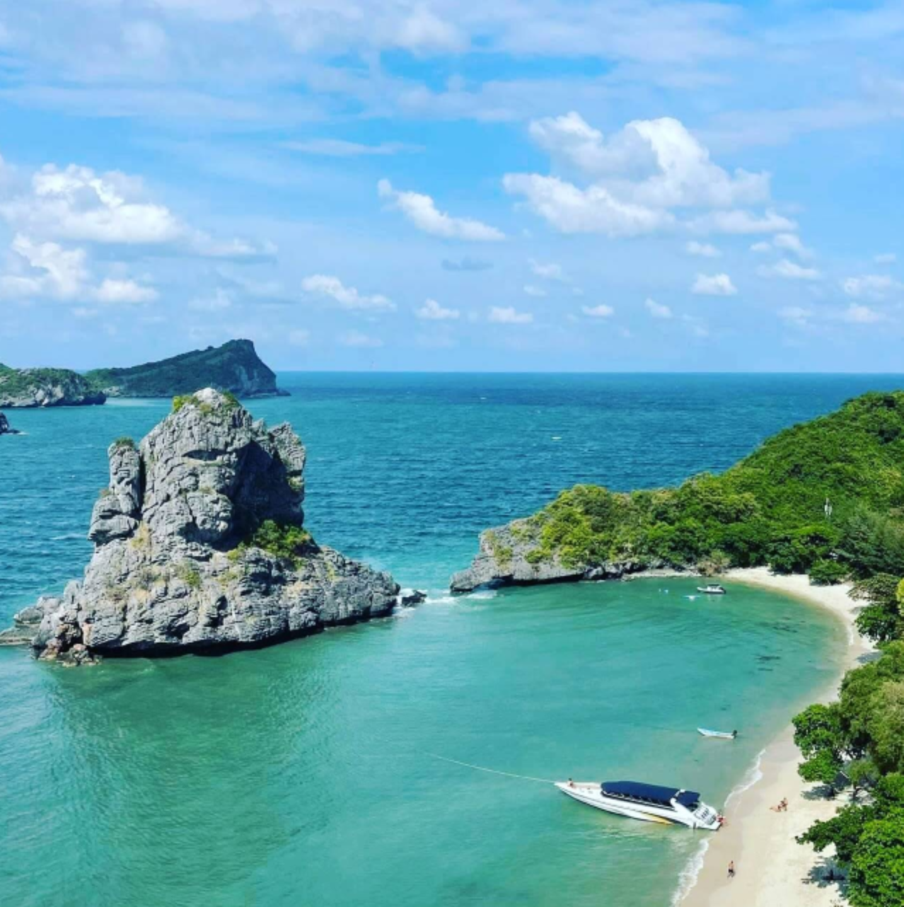 Crystal clear waters surrounding Koh Tao island